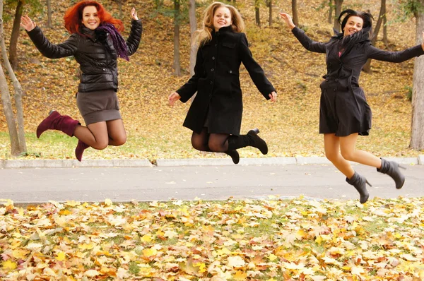 Drie meisjes springen — Stockfoto