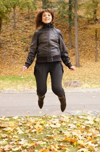 Mujer bonita saltando — Foto de Stock