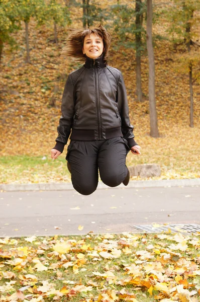 Güzel bir kadın atlama — Stok fotoğraf