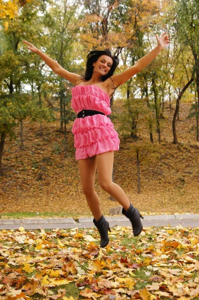Meisje in roze springen — Stockfoto