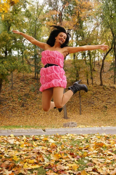 Lány rózsaszín jumping — Stock Fotó
