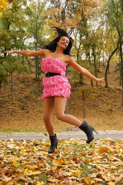 Chica en rosa saltando — Foto de Stock