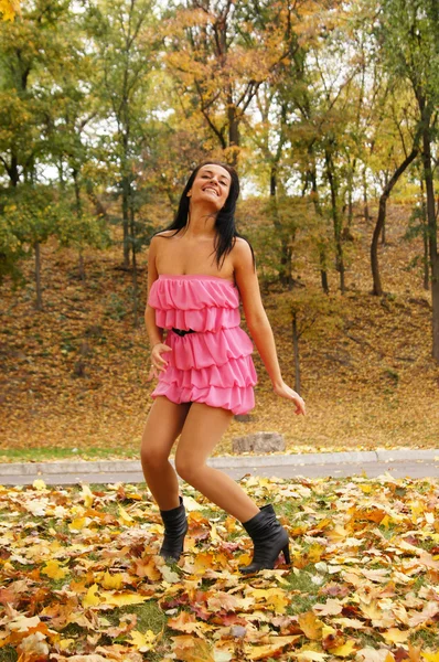 Menina de vestido no parque — Fotografia de Stock