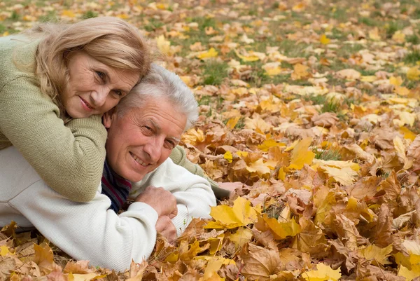 Couple âgé sur les feuilles — Photo