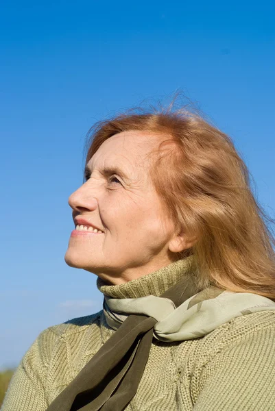 Old woman at sky — Stock Photo, Image
