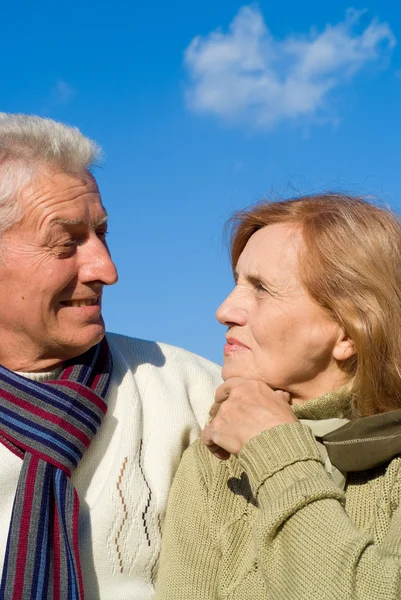 Äldre par på sky — Stockfoto