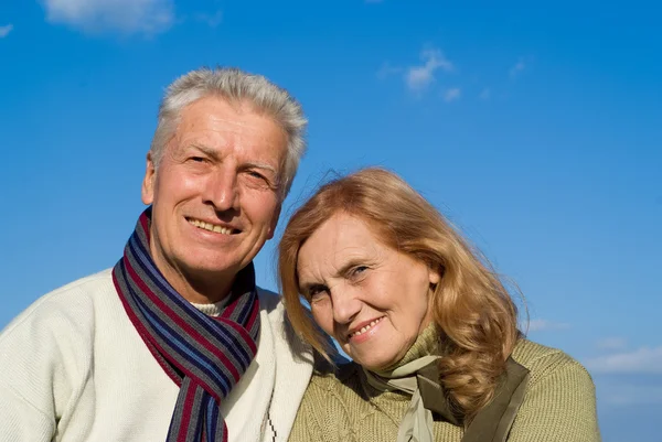 Äldre par på sky — Stockfoto