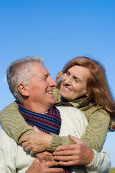 Gelukkige oude paar naar hemel — Stockfoto