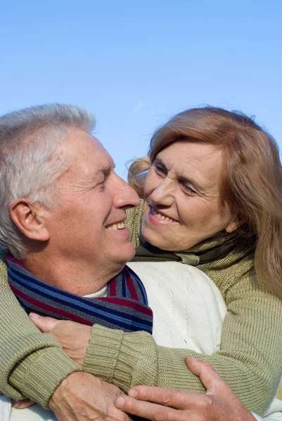 Happy old couple at sky — Stock Photo, Image