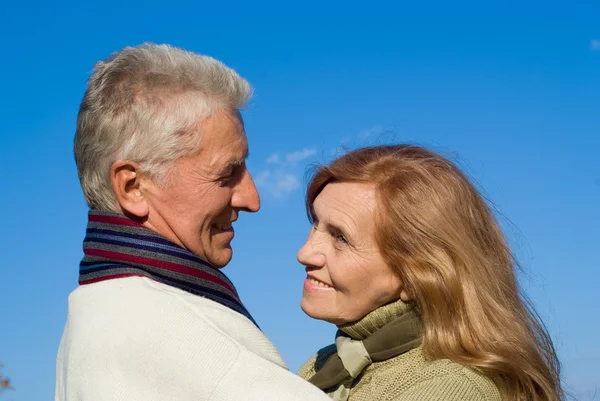 空を見て幸せ高齢者夫婦 — ストック写真