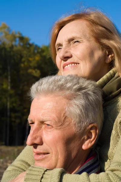 Счастливая пожилая пара на небе — стоковое фото