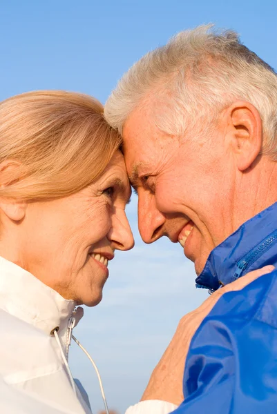 Mutlu yaşlı çift açık havada — Stok fotoğraf