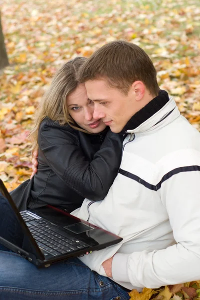 Couple with laptop — Stock Photo, Image