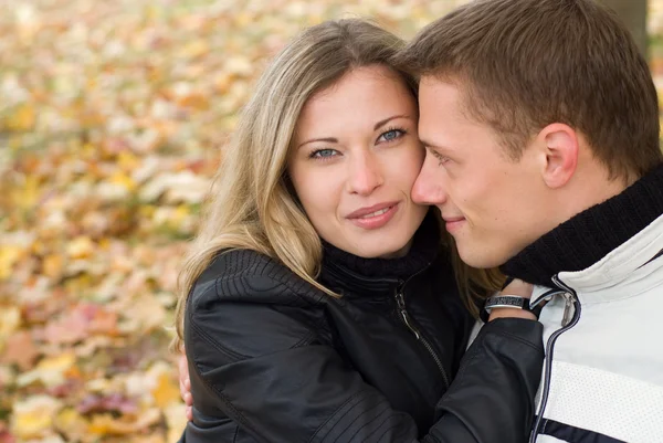 Schattig jong koppel — Stockfoto