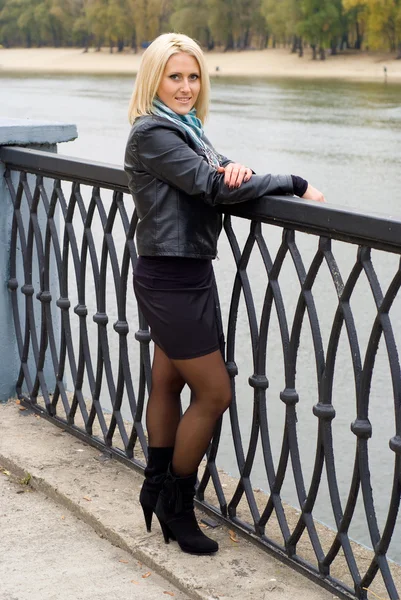 Meisje op rivier hek — Stockfoto