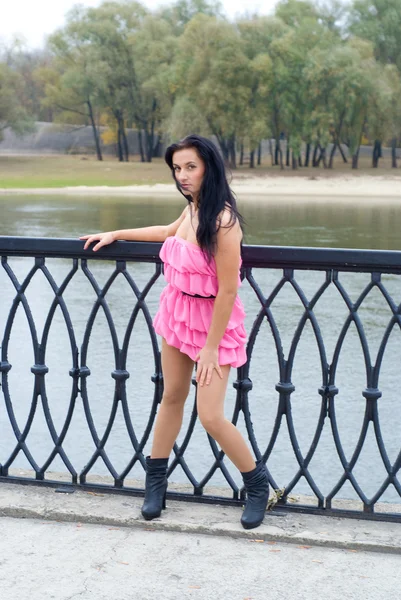Chica cerca del río — Foto de Stock