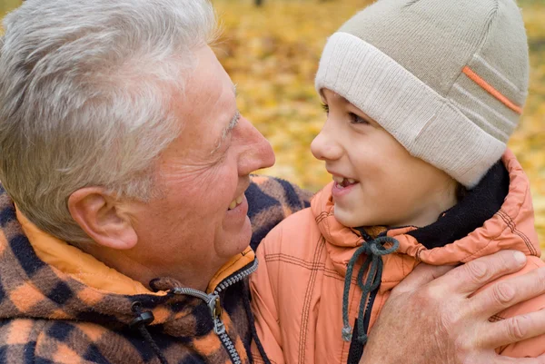 Дедушка с внуком — стоковое фото
