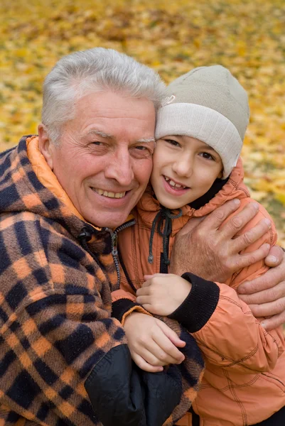 Grand-père avec petit-enfant — Photo