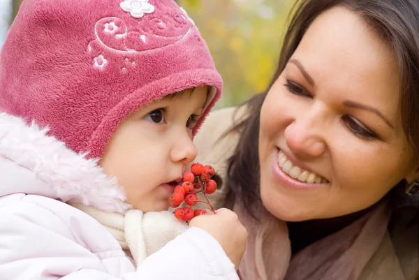 Mom with daughter in park — Stock Photo, Image