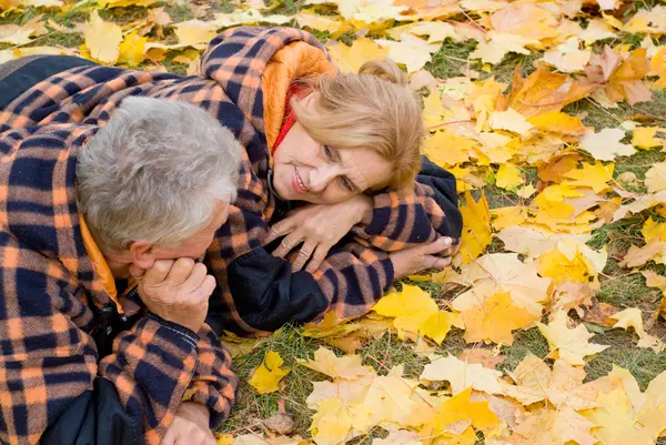 Casal envelhecido em folhas — Fotografia de Stock