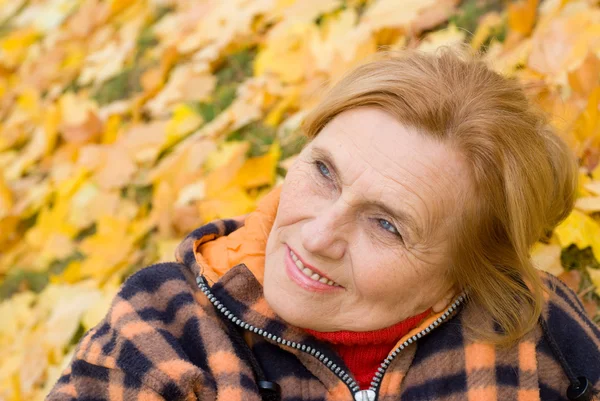 Doğanın sevimli yaşlı kadın — Stok fotoğraf