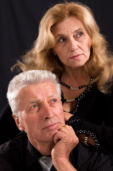 Bejaarde echtpaar op zwart Rechtenvrije Stockafbeeldingen