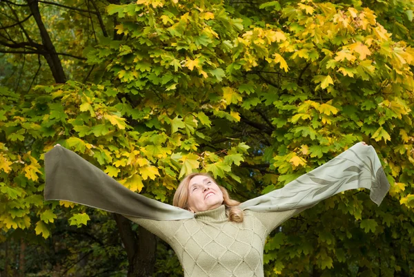 Leeftijd vrouw in park — Stockfoto