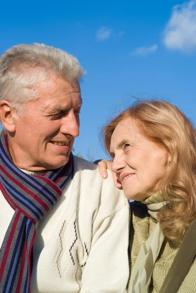 Aged couple at sky — Stock Photo, Image