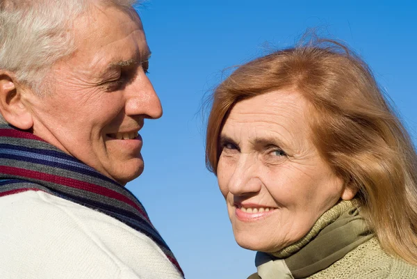 空を見て幸せ高齢者夫婦 — ストック写真