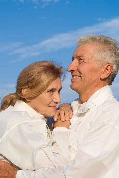 空の高齢者のカップル — ストック写真