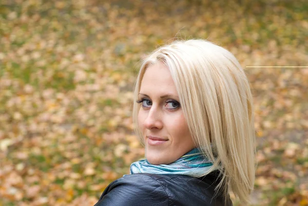Blonde at park — Stock Photo, Image