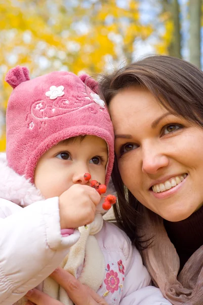 Mom with daughter in park — Stock Photo, Image