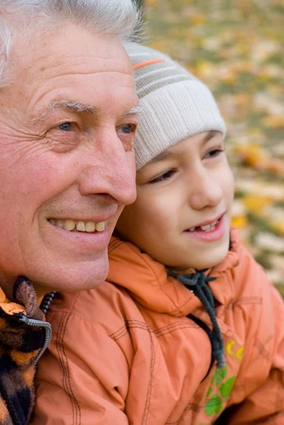 Дедушка и ребенок — стоковое фото