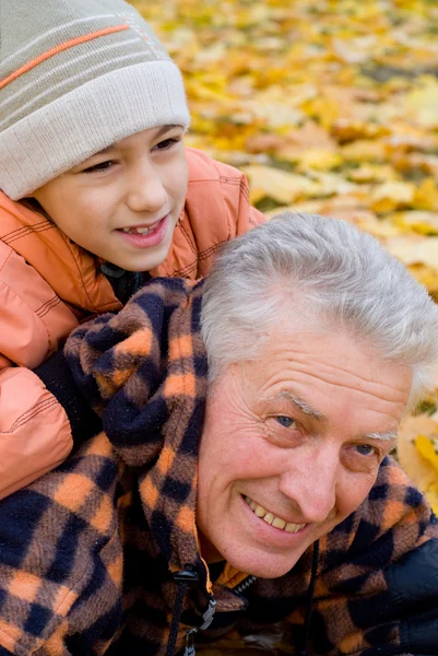 Old guy with grandson — Stock Photo, Image