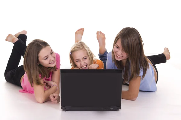 三个女孩和便携式计算机 — 图库照片