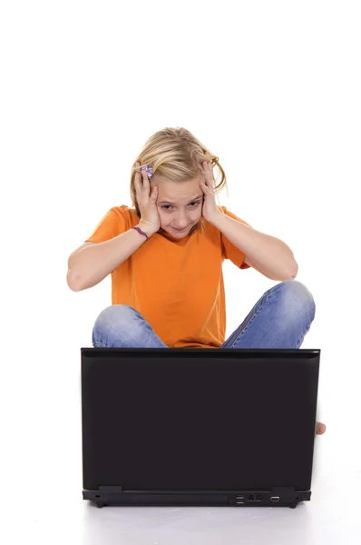 Jong meisje en computer — Stockfoto