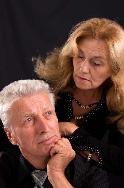 Älteres Ehepaar auf schwarz — Stockfoto