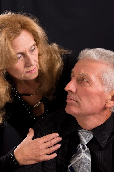 Bejaarde echtpaar op zwart — Stockfoto