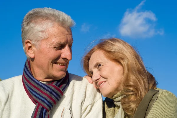 Bejaarde echtpaar naar hemel — Stockfoto
