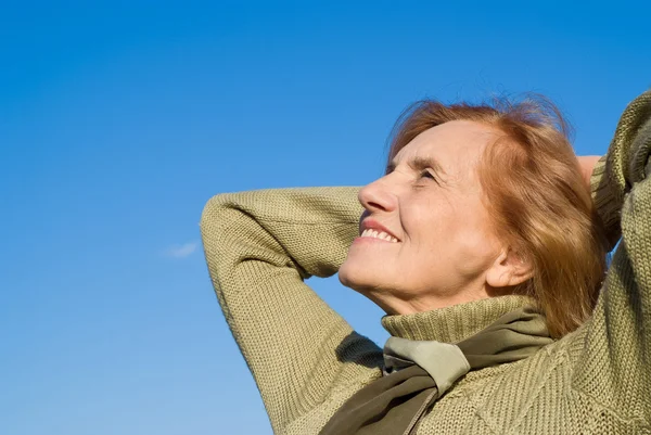 Old woman at the sky — Stock Photo, Image