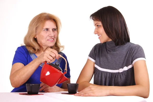Женщины за столом с чаем — стоковое фото