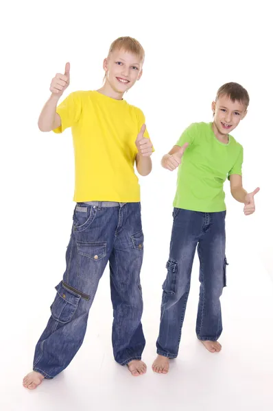 Dwóch chłopców stojących — Zdjęcie stockowe