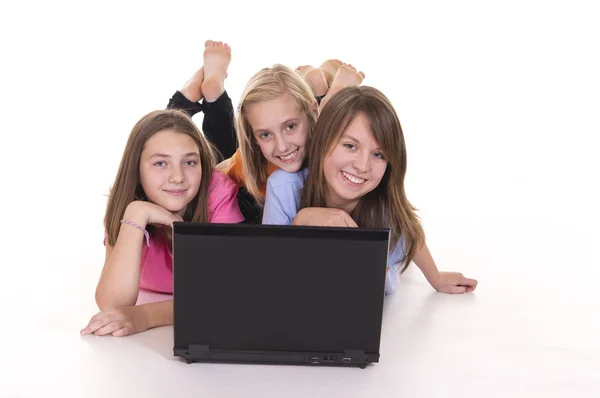 Üç genç kız ve dizüstü — Stok fotoğraf