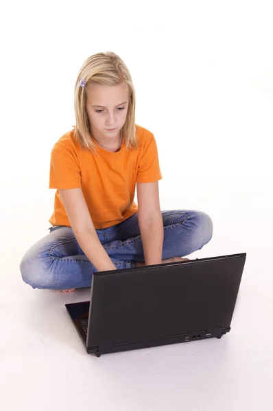 Mädchen mit Computer — Stockfoto