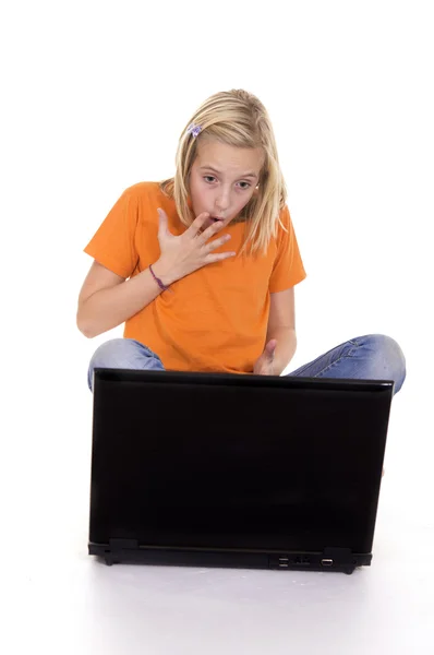 带着手提电脑的小女孩 — 图库照片