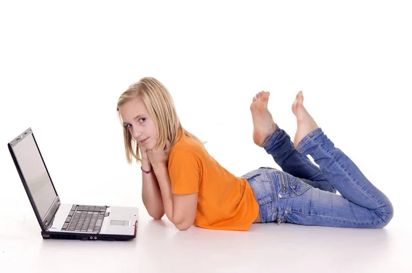 Junges Mädchen liegt mit Laptop — Stockfoto