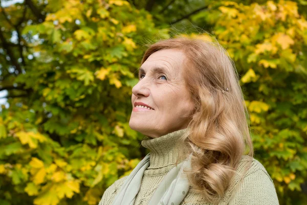 Aged woman in park — Stock Photo, Image