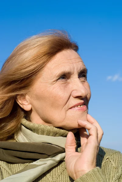 Yaşlı kadın ve gökyüzü — Stok fotoğraf