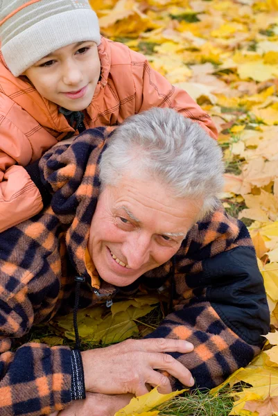 Старик с внуком — стоковое фото