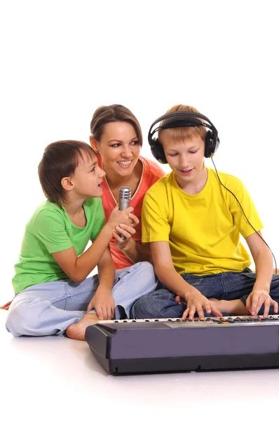 Mother and sons with piano — Stock Photo, Image